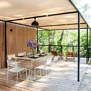 https://les-cabanes-de-la-fontaine.fr-provencehotel.com