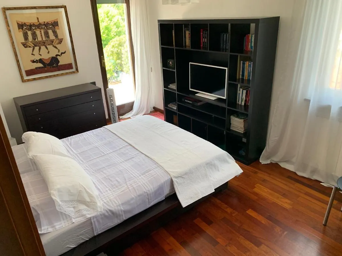 Near Como, Charming Apartment With Fireplace Grandate