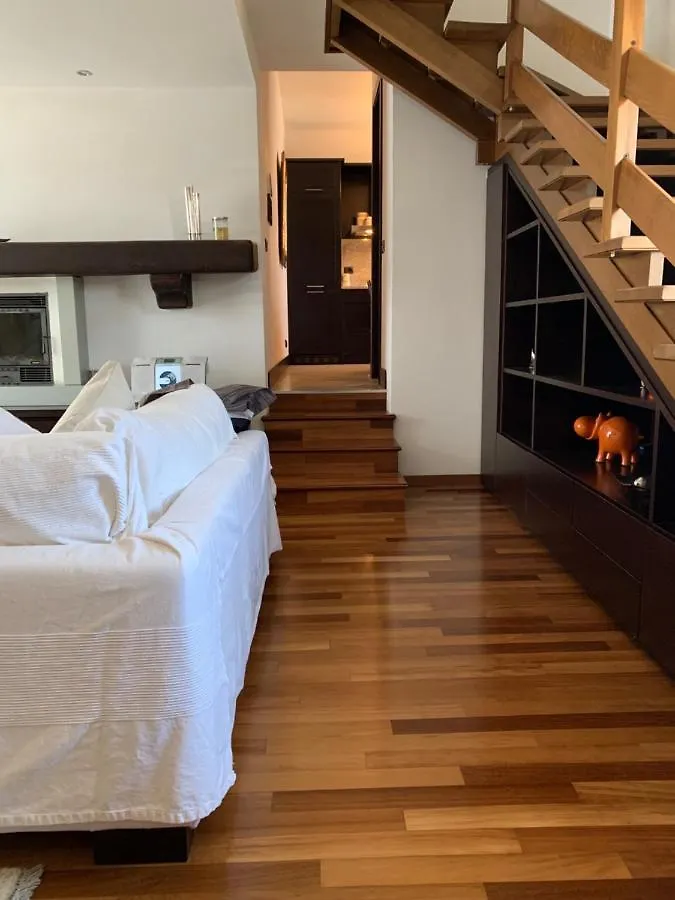 Near Como, Charming Apartment With Fireplace Grandate